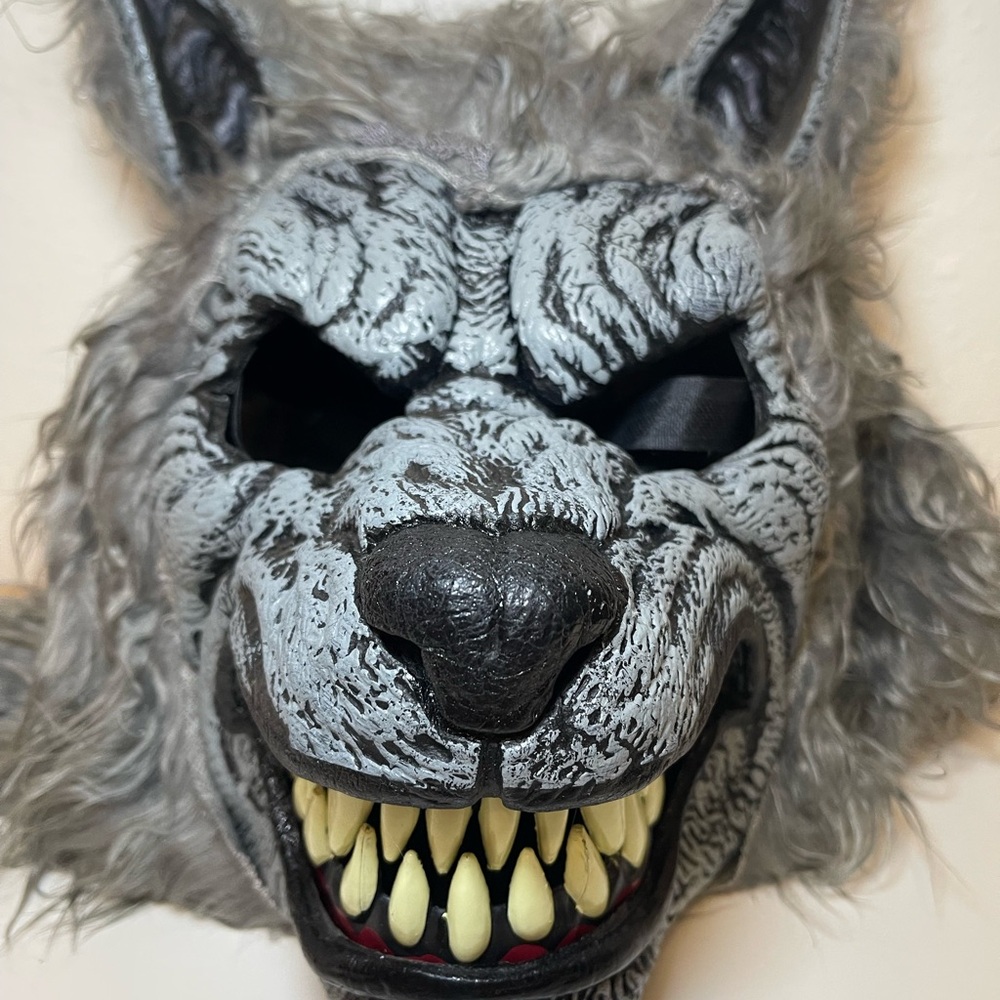 Spirit Halloween Gray Alpha scary Werewolf Hard plastic Cosplay Mask Costume